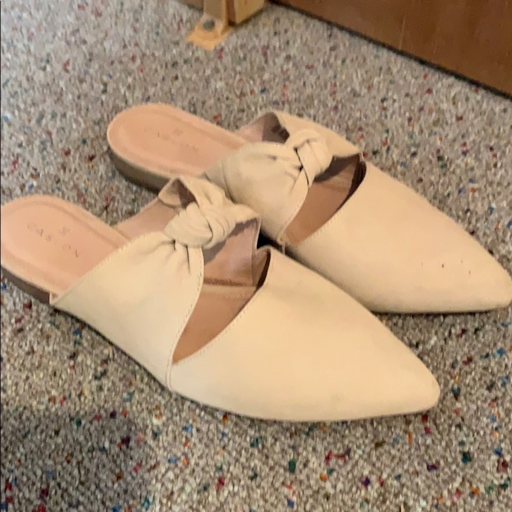 Caslon flat mule